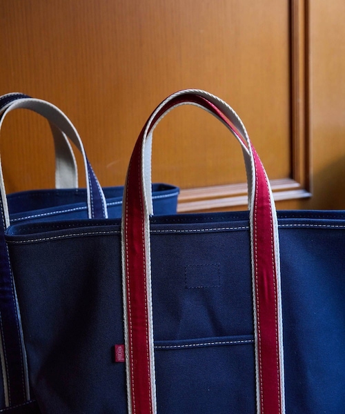 ADAM ET ROPE'（アダムエロペ）の「【BONCOURA/ボンクラ】キャンパストート（トートバッグ・メンズ・ネイビー/レッド・F）」の6枚目の写真