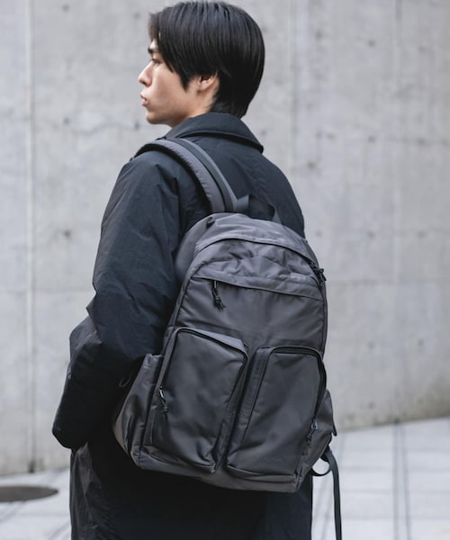 URBAN RESEARCH DOORS(アーバンリサーチドアーズ)の「『別注』YAKPAK×DOORS マルチポケットデイパック(バックパック/リュック・メンズ・BLACK/CHARCOAL・-)」の14枚目の写真