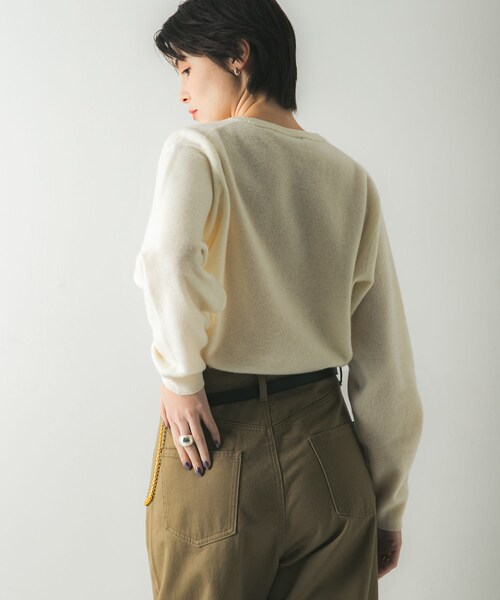 URBAN RESEARCH(アーバンリサーチ)の「ウール100 クルーネックソフトニット(ニット/セーター・レディース・OFF WHITE/BLUE/GRAY/BLACK・Free)」の9枚目の写真