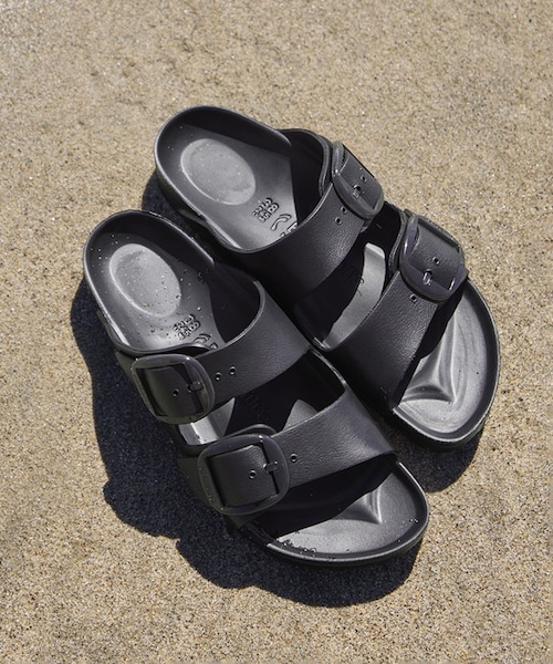 ADAM ET ROPE'(アダムエロペ)の「【BIRKENSTOCK(ビルケンシュトック)】Arizona Big Buckle / アリゾナ ビッグバックル EVA(サンダル・レディース・ブラック/ホワイト系/ベージュ系・36/37/38/39)」の5枚目の写真