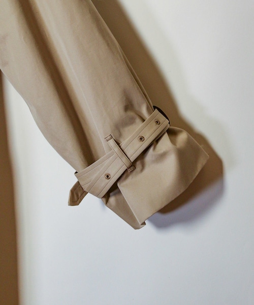 ADAM ET ROPE'（アダムエロペ）の「【blurhms】Gabardine Double Belt Trench Coat（トレンチコート・メンズ・ブラック/ベージュ・2/3）」の11枚目の写真