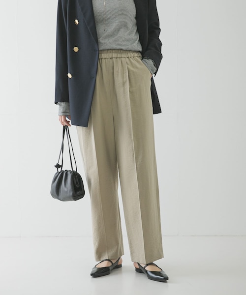 URBAN RESEARCH(アーバンリサーチ)の「『34サイズ/低身長向けも展開』 ポプリンイージーテーパードパンツ(その他パンツ・レディース・BEIGE/KHAKI GRAY/BLACK・34/36/38/40)」の2枚目の写真