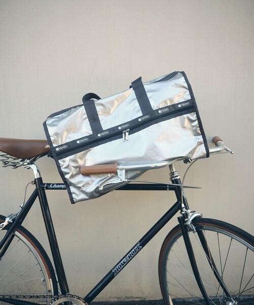 ADAM ET ROPE'(アダムエロペ)の「【LeSportsac for ADAM ET ROPE'】Exclusive Deluxe LG Weekender(ボストンバッグ・レディース・シルバー・F)」の6枚目の写真