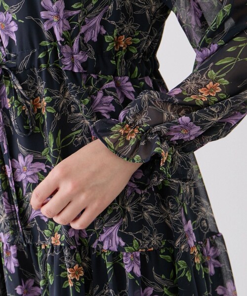 Jayro(ジャイロ)の「フリルネック花柄ワンピース(ワンピース・レディース・ホワイト系/ネイビー系・F)」の20枚目の写真