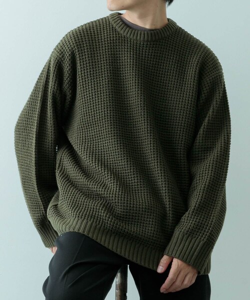 ITEMS URBANRESEARCH(アイテムズ アーバンリサーチ)の「ワッフル編み クルーネックニット(ニット/セーター・メンズ・OLV/OFF/BLK/CHA/MOC・S/M/L)」の5枚目の写真