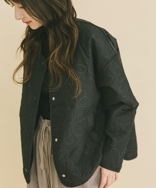 ITEMS URBANRESEARCH(アイテムズ アーバンリサーチ)の「ノーカラー中綿ブルゾン(ノーカラージャケット・レディース・BLK/BEG/BRN・FREE)」の1枚目の写真