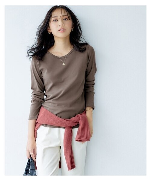 nissen（ニッセン）の「綿100%フライス素材クルーネックロングTシャツ（Tシャツ/カットソー・レディース・黒/オフホワイト/チャコール/ダスティーピンク/ディープグリーン/ワイン/カーキグレー/ライトグレー/ブルー/コーラルピンク/ピスタチオ/ラベンダー/ミントグリーン・S/M/L/LL/3L）」の10枚目の写真