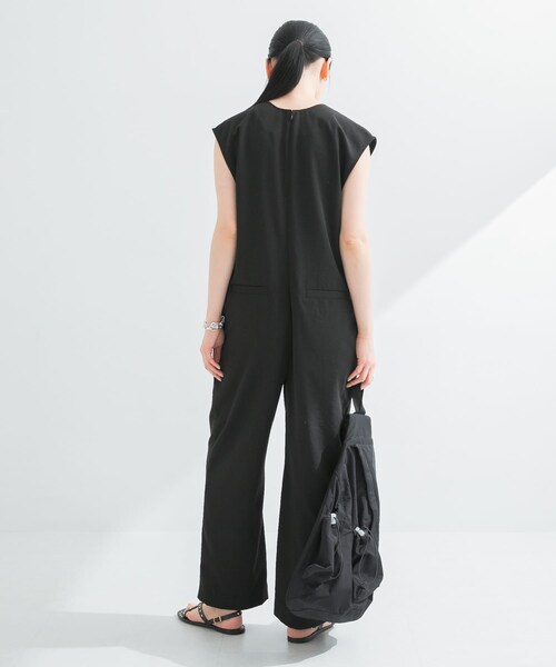 URBAN RESEARCH（アーバンリサーチ）の「『2サイズ展開』リネンライク深Vネックオールインワン（サロペット/オーバーオール・レディース・KHAKI/BLACK・36/38）」の8枚目の写真