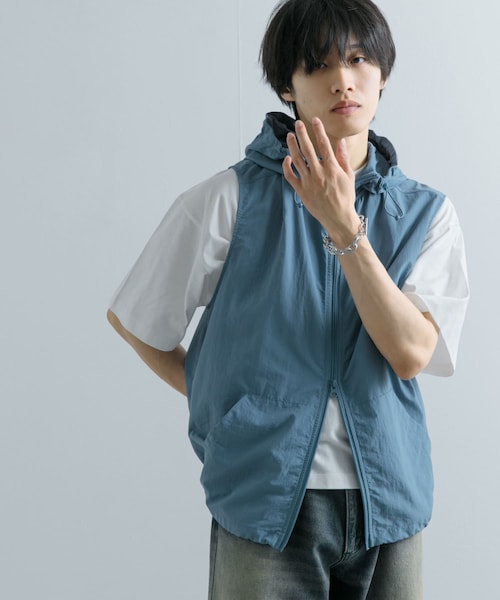 SENSE OF PLACE by URBAN RESEARCH（センスオブプレイスバイアーバンリサーチ）の「『セットアップ対応』ナイロンフーデッドトラックベスト（テーラードジャケット・メンズ・BLACK/L.BLUE・M/L）」の3枚目の写真