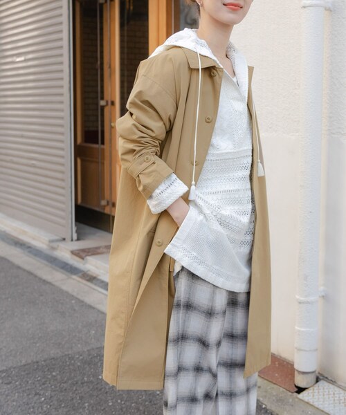 URBAN RESEARCH DOORS（アーバンリサーチドアーズ）の「塩縮コットンステンカラーコート（ステンカラーコート・レディース・LIGHT GRAY/BEIGE・M）」の2枚目の写真