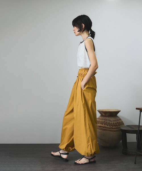 ADAM ET ROPE'(アダムエロペ)の「【J'aDoRe・店舗限定】【Batoner(バトナー) for SALON】別注リネンリンガーノースリーブ(タンクトップ・レディース・ホワイト系/ベージュ系/サックス・F)」の8枚目の写真