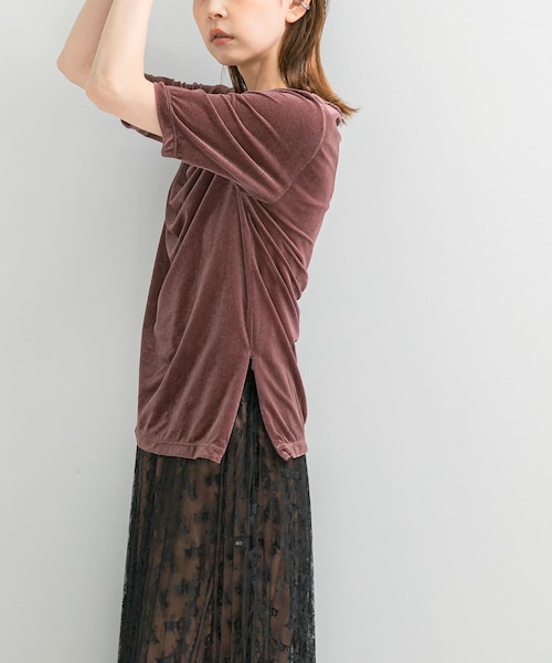 URBAN RESEARCH ROSSO（アーバンリサーチロッソ）の「シアーストレッチベロアカットソー（Tシャツ/カットソー・レディース・OFF/CH/LACQUER・FREE）」の2枚目の写真