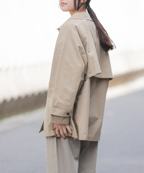 URBAN RESEARCH DOORS(アーバンリサーチドアーズ)の「FORK&SPOON ステンカラーテントコート(ステンカラーコート・レディース・BEIGE/NAVY・1)」の7枚目の写真