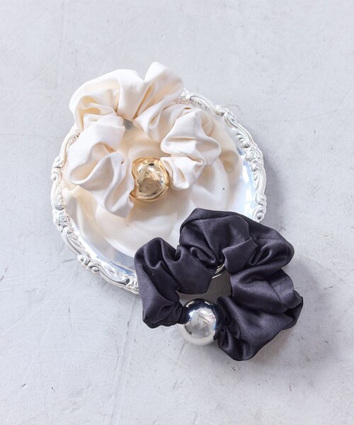 VIS（ビス）の「サテンボールシュシュ（シュシュ・レディース・ブラック/オフホワイト・F）」の4枚目の写真