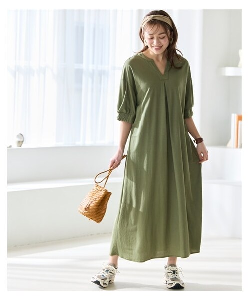 nissen（ニッセン）の「＜大きいサイズ＞美ラクRUタッチキーネックワンピース（接触冷感・抗菌防臭・UVカット・遮熱）（ワンピース・レディース・プラムブラウン/カーキグリーン/黒・L~LL/3L~4L/5L~6L/8L/10L）」の13枚目の写真
