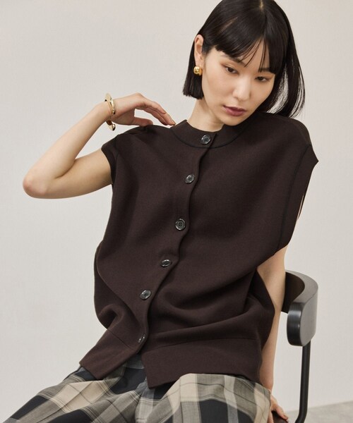 ADAM ET ROPE'(アダムエロペ)の「2WAYニットジレ(ベスト・レディース・ブラック/ダークブラウン/ベージュ・F)」の2枚目の写真