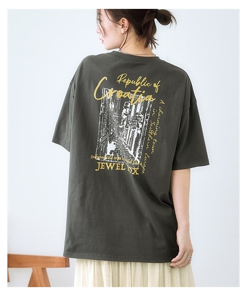 nissen（ニッセン）の「＜大きいサイズ＞ 【ひんやりコットン】綿100％ゆるシルエットプリントＴシャツ（接触冷感・UVカット）（Tシャツ/カットソー・レディース・黒(フォト猫)/ピンクベージュ(靴)/チャコール(フラワー)/黒(メッセージ)/グレイッシュベージュ(ロゴ)/サンドベージュ(バックロゴ)/アッシュブルー(メッセージ)/オフホワイト(フォト)/チャコール(バックプリント)/ネイビー(ヴィンテージ風)/モカブラウン(ロゴ)/グレイッシュネイビー(ナンバー)/チャコール(フォト)/グリーン(CAT)/黒(ロゴメッセージ)/グレージュ(ウサギ)/コーラルピンク(変身ポーズ)/黒(フラワー&ロゴ)/ネイビー(月とメッセージ)・L/LL/3L/4L/5L/6L/8L/10L/M）」の5枚目の写真