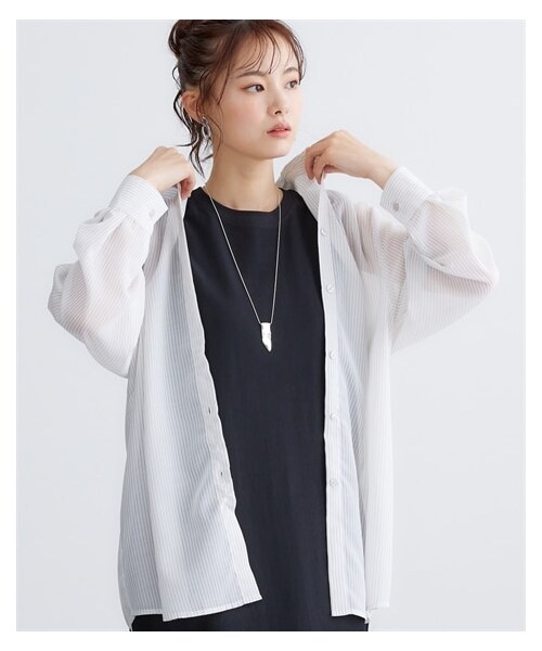 nissen（ニッセン）の「大きいサイズ　２WAYシアーストライプシャツ　miclat（シャツ/ブラウス・レディース・ネイビー系/ベージュ系/ピンク系・L~LL相当/3L~4L相当/5L~6L相当/8L相当/10L相当）」の2枚目の写真