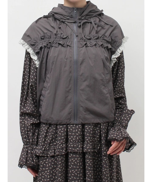 merry jenny（メリージェニー）の「frill nylon jacket（ベスト・レディース・アイボリー/チャコールグレー/ピンク・F）」の3枚目の写真
