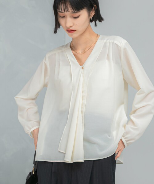 URBAN RESEARCH ROSSO（アーバンリサーチロッソ）の「ウォッシャブルVネックフレアブラウス（シャツ/ブラウス・レディース・OFF WHITE/CHARCOAL・FREE）」の3枚目の写真