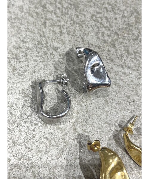 EMODA（エモダ）の「ロゴパールピアス（ピアス（両耳用）・レディース・シルバー/ゴールド・F）」の5枚目の写真