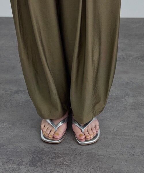ADAM ET ROPE'(アダムエロペ)の「【WEB限定】ライトドライタックカービィパンツ(その他パンツ・レディース・ブラック/ベージュ/カーキ・F)」の18枚目の写真