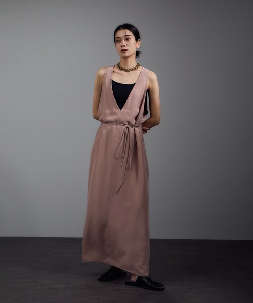 ADAM ET ROPE'（アダムエロペ）の「[25AW]GENTLE SILK ジャンパースカート【セットアップ対応・洗える】（ジャンパースカート・レディース・ブラック/ブラウン系/ピンク系・F）」の9枚目の写真