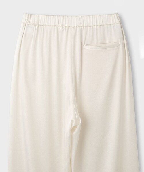 ROPE'(ロペ)の「GWIL SILK SATIN PANTS|シルクサテンパンツ(チノパンツ・レディース・ホワイト・F)」の4枚目の写真