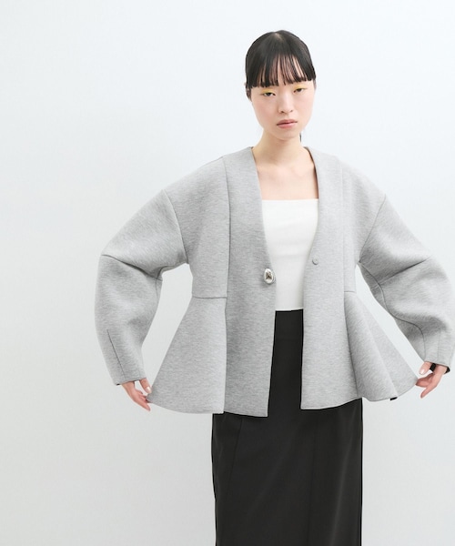 ADAM ET ROPE'(アダムエロペ)の「【洗える】エッグブローチ付きペプラムカーディガン(カーディガン/ボレロ・レディース・ブラック/グレー/キナリ・F)」の3枚目の写真