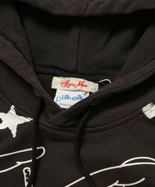 ADAM ET ROPE'(アダムエロペ)の「【PLATEAU STUDIO/プラトー スタジオ】x SYU.Man illustrator hoodie(パーカー・メンズ・ブラック/キナリ・2/3)」の11枚目の写真