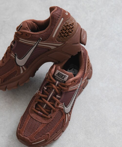 URBAN RESEARCH(アーバンリサーチ)の「NIKE ズームボメロ 5 GLD(スニーカー・レディース・F BN/M BRO/S RD/V GRR・23.5/24/24.5/25)」の5枚目の写真