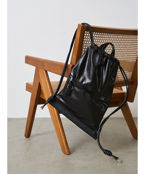 ELENDEEK(エレンディーク)の「METAL KNAPSACK(ハンドバッグ・レディース・ブラック/シルバー・F)」の4枚目の写真