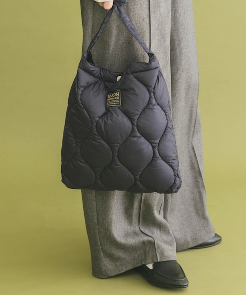 ITEMS URBANRESEARCH(アイテムズ アーバンリサーチ)の「TAION Cross Body Down Bag -M(ショルダーバッグ・メンズ・BLK/G.BEIGE/D.OLIVE/D.NAVY/PAINT CAMO・-)」の4枚目の写真