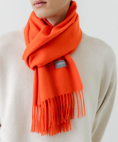 URBAN RESEARCH（アーバンリサーチ）の「ソリッドカシミヤマフラー（マフラー・メンズ・CHARCOAL/ORANGE/RED/BLACK・FREE）」の4枚目の写真