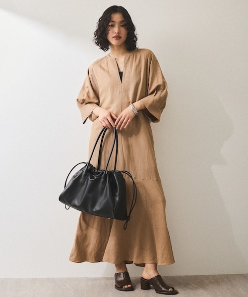 ADAM ET ROPE'(アダムエロペ)の「【WEB限定】・【新色追加】リネンボリュームスリーブワンピース(ワンピース・レディース・ブラック/ライトグレー/ベージュ系/ブルー・F)」の10枚目の写真