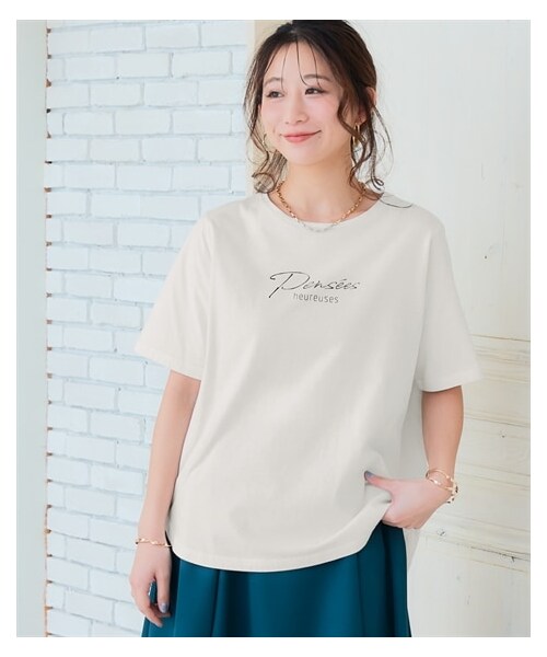 nissen（ニッセン）の「【吸汗速乾】裾ラウンドプリントＴシャツ＜大きいサイズ有＞（Tシャツ/カットソー・レディース・オフホワイト:フレンチロゴ/黒:フレンチロゴ/黒:ロゴ/アイスブルー:カレッジロゴ/オフホワイト:カレッジロゴ/ピンクベージュ:花ロゴ/グレージュ:草木/ライトカーキ:ブックネコ/杢グレー:胸ネコ/グレージュ:胸ネコ/オートミール:花/グレージュ:大人ロゴ/グレー:カレッジロゴ/黒:胸ネコ/ブルー:ブックネコ/ダスティピンク:オーシャン/ダスティミント:ペンギン・S/M/L/LL/3L/4L/5L/6L）」の5枚目の写真