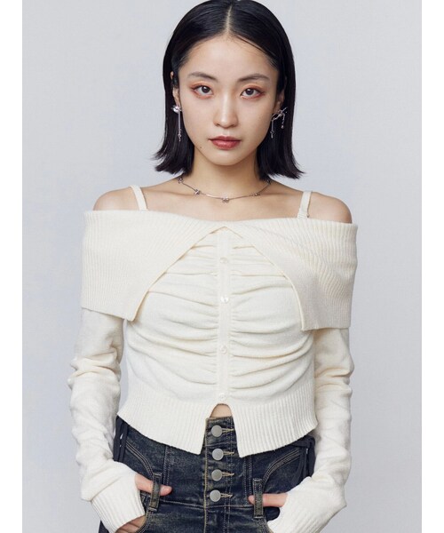 EMODA（エモダ）の「FRONT BUTTON OFF SHOULDER KNIT（ニット/セーター・レディース・アイボリー/グレー/ブラック/レッド/ネイビー・F）」の4枚目の写真
