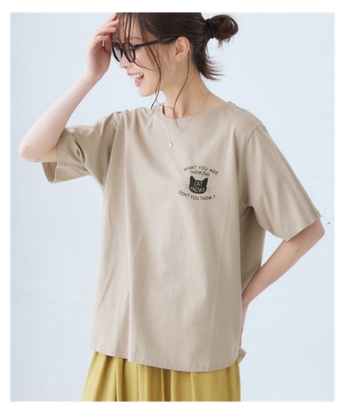 nissen（ニッセン）の「【吸汗速乾】裾ラウンドプリントＴシャツ＜大きいサイズ有＞（Tシャツ/カットソー・レディース・オフホワイト:フレンチロゴ/黒:フレンチロゴ/在庫限り_黒:ロゴ/在庫限り_アイスブルー:カレッジロゴ/在庫限り_オフホワイト:カレッジロゴ/在庫限り_ピンクベージュ:花ロゴ/在庫限り_グレージュ:草木/在庫限り_ライトカーキ:ブックネコ/在庫限り_杢グレー:胸ネコ/在庫限り_グレージュ:胸ネコ/オートミール:花/グレージュ:大人ロゴ/グレー:カレッジロゴ/黒:胸ネコ/ブルー:ブックネコ/ダスティピンク:オーシャン/ダスティミント:ペンギン/ライトグレー杢:ネコ/コーラルピンク:花/ネイビー:スマイル/アイスブルー:ハートロゴ・S/M/L/LL/3L/4L/5L/6L）」の11枚目の写真
