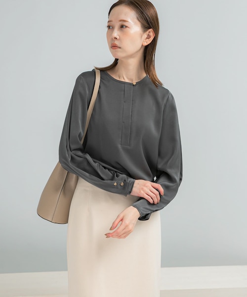 URBAN RESEARCH ROSSO（アーバンリサーチロッソ）の「ピーチサテンデザインスリーブブラウス（シャツ/ブラウス・レディース・OFF WHITE/CHARCOAL・Free）」の3枚目の写真