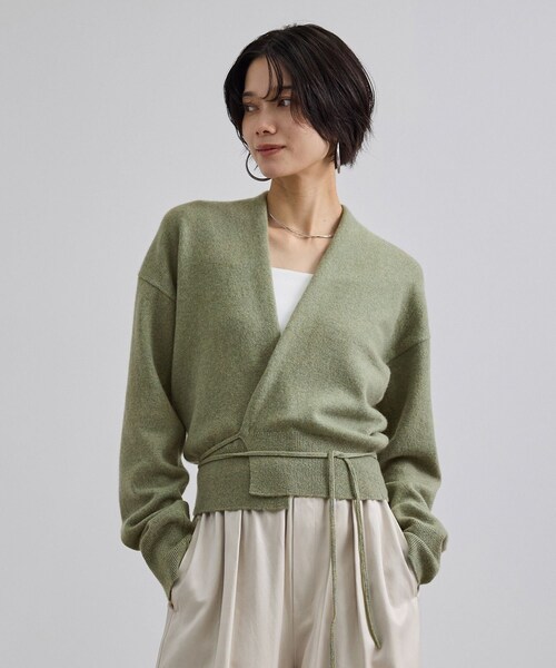 ADAM ET ROPE'（アダムエロペ）の「【extreme cashmere（エクストリーム・カシミア）】ella ニットカーディガン（カーディガン/ボレロ・レディース・グリーン系/カーキ系・F）」の6枚目の写真