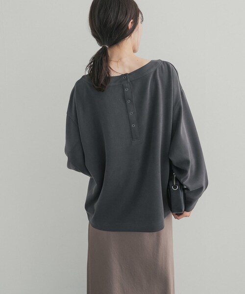 URBAN RESEARCH DOORS（アーバンリサーチドアーズ）の「2WAYフィブリルプルオーバー（Tシャツ/カットソー・レディース・CHARCOAL/KHAKI・Free）」の4枚目の写真