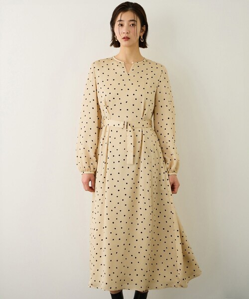ROPE'（ロペ）の「ドットプリントウエストベルトワンピース（ワンピース・レディース・キナリ/ネイビー/ベージュ・36/38）」の5枚目の写真
