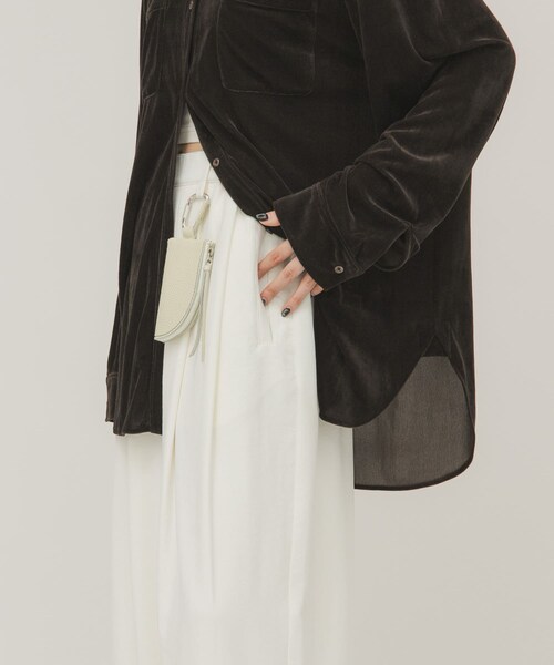 KBF（ケイビーエフ）の「レザーポーチチャーム（キーホルダー・レディース・IVORY/BLACK・One）」の7枚目の写真