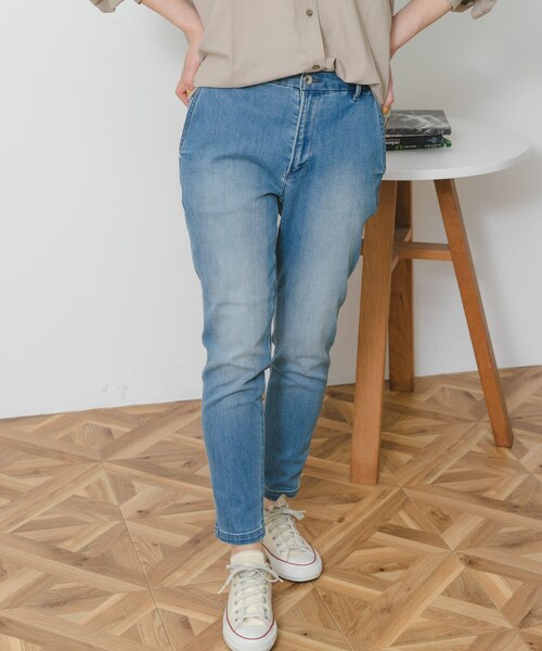 URBAN RESEARCH Sonny Label（アーバンリサーチサニーレーベル）の「MONAME　NEW RELAX TAPERED（デニムパンツ・レディース・LIGHTBLUE・XS/S/M）」の2枚目の写真