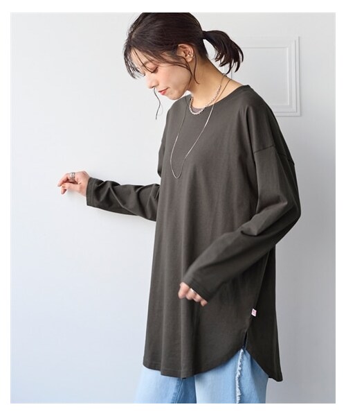 nissen（ニッセン）の「ＵＳＡコットンゆるシルエット裾ラウンドロング丈Ｔシャツ（毛玉防止・UVカット）＜大きいサイズ有＞(la farfa magazine掲載）（チュニック・レディース・黒/チャコールグレー/ライトグリーン/オフホワイト・S~M相当/L~LL相当/3L~4L相当/5L~6L相当/8L相当/10L相当）」の5枚目の写真