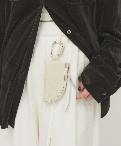 KBF（ケイビーエフ）の「レザーポーチチャーム（キーホルダー・レディース・IVORY/BLACK・One）」の2枚目の写真