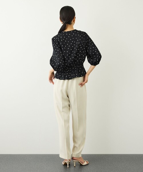 ROPE'(ロペ)の「ドットプリントウエストタックペプラムブラウス/イージーケア(シャツ/ブラウス・レディース・ベージュ/ネイビー・F)」の17枚目の写真