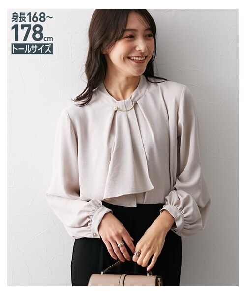 美品 モラビトプルミエ モニーレ付き ツイストデザイン ウールブラウス 38 DearMyLove（ディアマイラブ）の「角襟クモレースチェーン