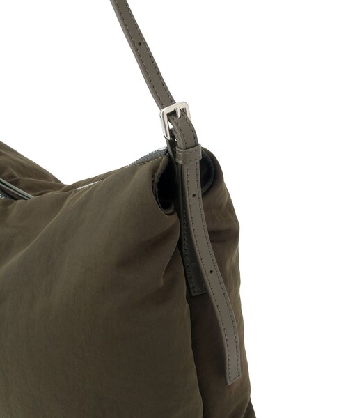 ADAM ET ROPE'（アダムエロペ）の「ダブルポケットパテッドショルダー（ショルダーバッグ・レディース・ブラック/カーキ・F）」の17枚目の写真