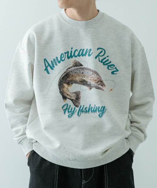 ITEMS URBANRESEARCH（アイテムズ アーバンリサーチ）の「クルーネックスエット fishing（スウェット・メンズ・OML/GRY/BLK・M/L）」の4枚目の写真